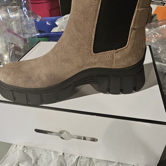 Guess Tan Ankle Boots with Black Sole - Picture 9 of 10